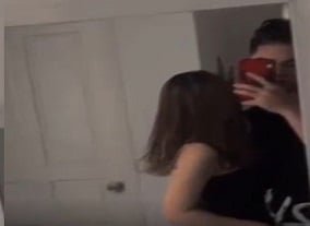 Модель призывает фотографа исследовать небо, когда они позируют