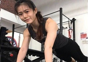 Лиза Черным Розовым была обернута странными мальчиками в летнюю ночь
